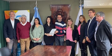 El concejal Lisandro Aguiar entregó a la embajadora de LadiesBrunch en Jujuy la declaración "de interés municipal" otorgada a la labor de esa organización.