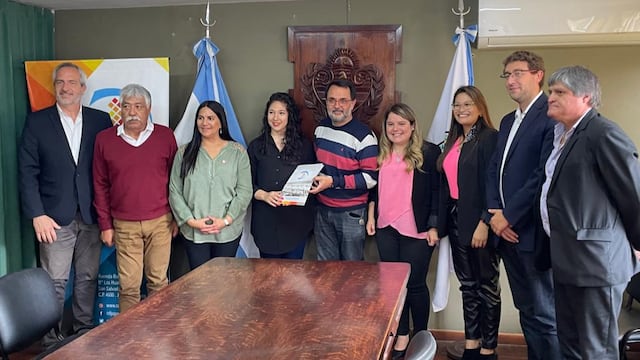 El concejal Lisandro Aguiar entregó a la embajadora de LadiesBrunch en Jujuy la declaración "de interés municipal" otorgada a la labor de esa organización.