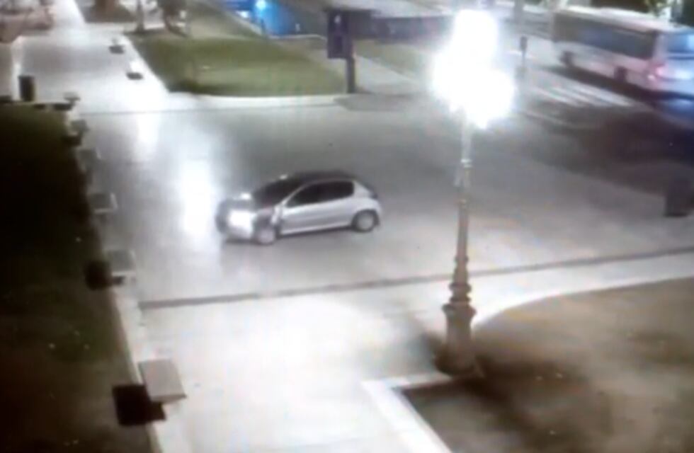 Se subió con su auto a la plaza del Congreso y comenzó a hacer maniobras extrañas: estaba borracho