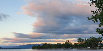 Tarde de costanera durante el penúltimo "finde" de febrero en Carlos Paz. (Foto: VíaCarlosPaz).