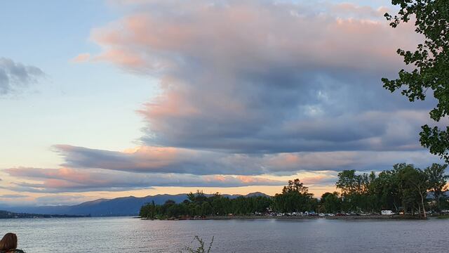 Tarde de costanera durante el penúltimo "finde" de febrero en Carlos Paz. (Foto: VíaCarlosPaz).