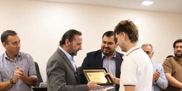 El Concejo distinguió a los artistas que llenarán el Teatro Alberdi con un espectáculo cuya entrada se canjea por juguetes destinados a comedores y centros de asistencia.