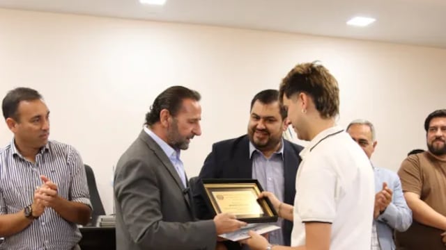 El Concejo distinguió a los artistas que llenarán el Teatro Alberdi con un espectáculo cuya entrada se canjea por juguetes destinados a comedores y centros de asistencia.