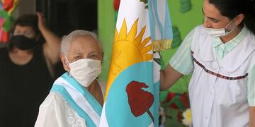 La mujer terminó la primaria con honores y portando la Bandera Provincial.