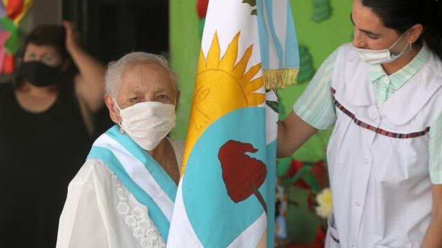 La mujer terminó la primaria con honores y portando la Bandera Provincial.