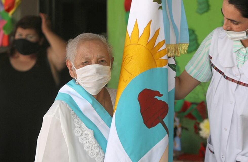 Hilda Villegas fue reconocida por la provincia como historia de superación y motivación tras terminar la primaria a los 87 años
