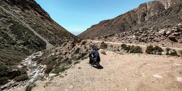 Valtteri Bottas contemplando en soledad, la inmensidad de la Cordillera de los Andes. Mendoza, su nueva pasión.