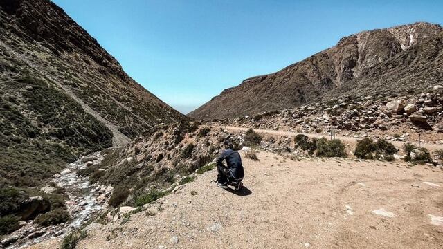 Valtteri Bottas contemplando en soledad, la inmensidad de la Cordillera de los Andes. Mendoza, su nueva pasión.