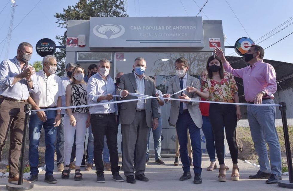 Entregaron una ambulancia e inauguraron un cajero automático en El Cercado