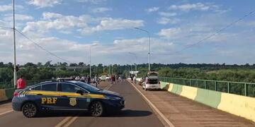 Ante las nuevas exigencias del gobierno nacional, camioneros brasileños protestan en la frontera con Misiones