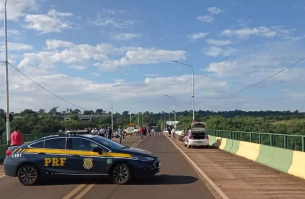 Ante las nuevas exigencias del gobierno nacional, camioneros brasileños protestan en la frontera con Misiones