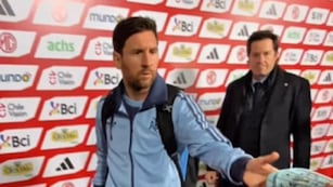 Messi recibió unas canilleras fabricadas por un joven de Rosario.