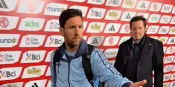 Messi recibió unas canilleras fabricadas por un joven de Rosario.