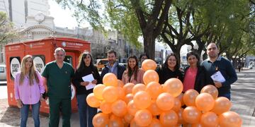 Actividad en la plaza por el día de concientización sobre el linfoma