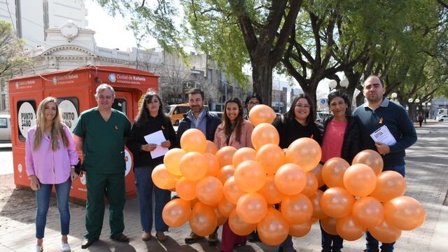 Actividad en la plaza por el día de concientización sobre el linfoma