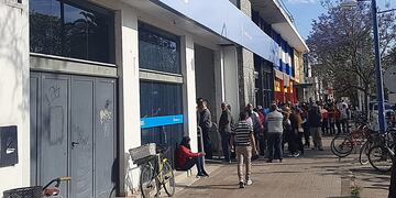 Larga fila fuera de las oficinas del ANSeS Rafaela