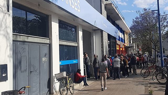 Larga fila fuera de las oficinas del ANSeS Rafaela
