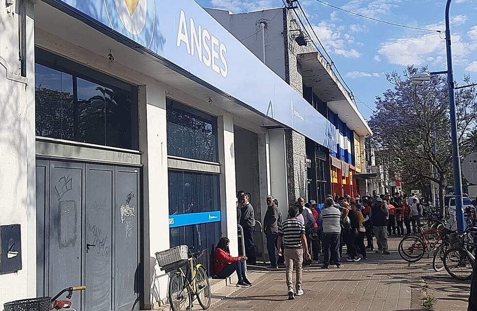 Una cuadra de cola en el ANSeS de Rafaela para anotarse al Refuerzo alimentario para adultos sin ingresos