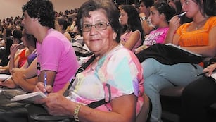 Hizo la licenciatura en 10 años y cumplió su sueño.