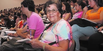 Hizo la licenciatura en 10 años y cumplió su sueño.