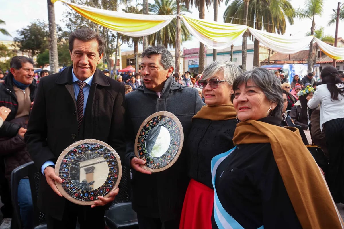 El intendente de El Carmen, Víctor Hugo González (al centro), junto a integrantes de la comunidad, recibieron al gobernador Sadir que llegó a la ciudad para asistir a las fiestas patronales.