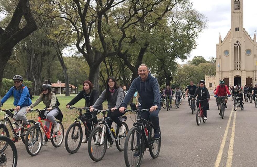 Bicicleteada histórica familiar en Puerto Belgrano