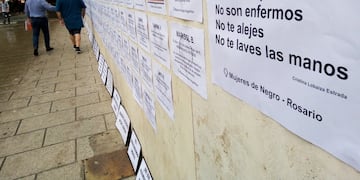 El colectivo Mujeres de Negro hizo una intervención en los Tribunales provinciales de Rosario para visibilizar la problemática de los femicidios. (@mdn_argentina)