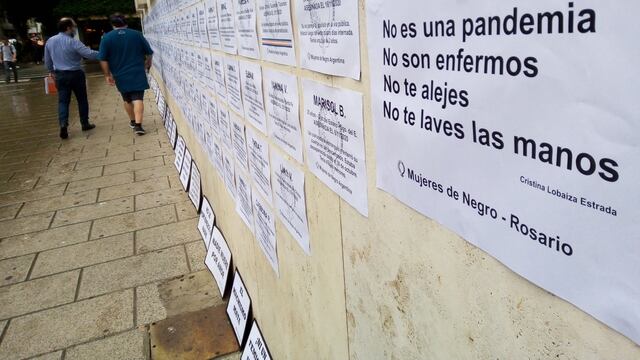 El colectivo Mujeres de Negro hizo una intervención en los Tribunales provinciales de Rosario para visibilizar la problemática de los femicidios. (@mdn_argentina)