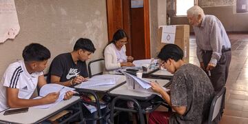 Una de las mesas receptoras de votos habilitadas en la escuela "General Belgrano", en pleno centro de San Salvador de Jujuy.