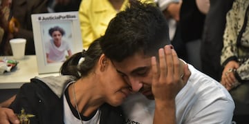 Soledad Laciar y su hijo Juan, al conocer la sentencia por el crimen de Blas (Facundo Luque / La Voz).