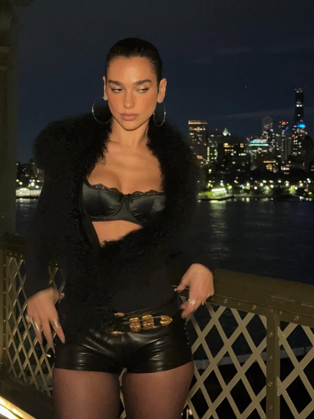 Minishort, corpiño con encaje y tapado con peluche: Dua Lipa dio cátedra de estilo y sorprendió con un look total black trendy