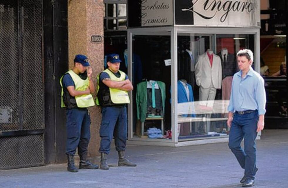 Comerciantes céntricos advierten que en algunas zonas roban diez celulares por día
