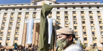 El acto oficial en Mendoza por los 40 años del desembarco en Malvinas fue en la explanada de la Casa de Gobierno.