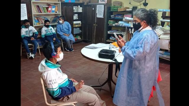 La Lic. Sandra Lamas trabajando con el nuevo audiómetro evaluando alumnos de séptimo grado en Yuto.