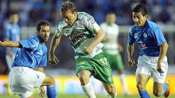 El delantero tuvo pasos por Independiente, Manchester City y fue figura en Santos Laguna, donde se nacionalizó mexicano.
