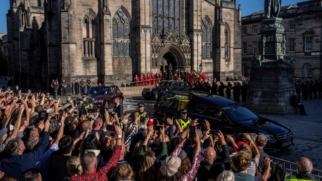 Cientos de personas se acercaron a la catedral de Saint Giles, en Edimburgo, para despedir a la reina Isabel II. Foto: AP/Bernat Armangue.