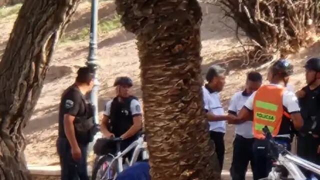 Una mujer fue rescatada tras caer en el Lago del Parque Gral. San Martín.