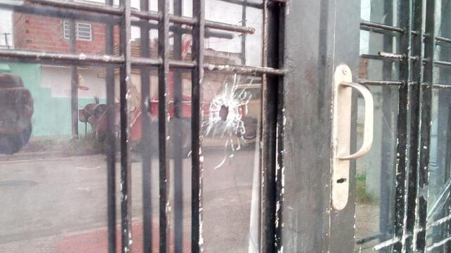 Al menos cuatro disparos perforaron el portón de la vivienda ubicada sobre Bielsa al 6000. (@somosrosariook)