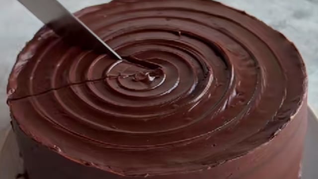 Le envió una torta envenenada a su amiga por celos y la mató.