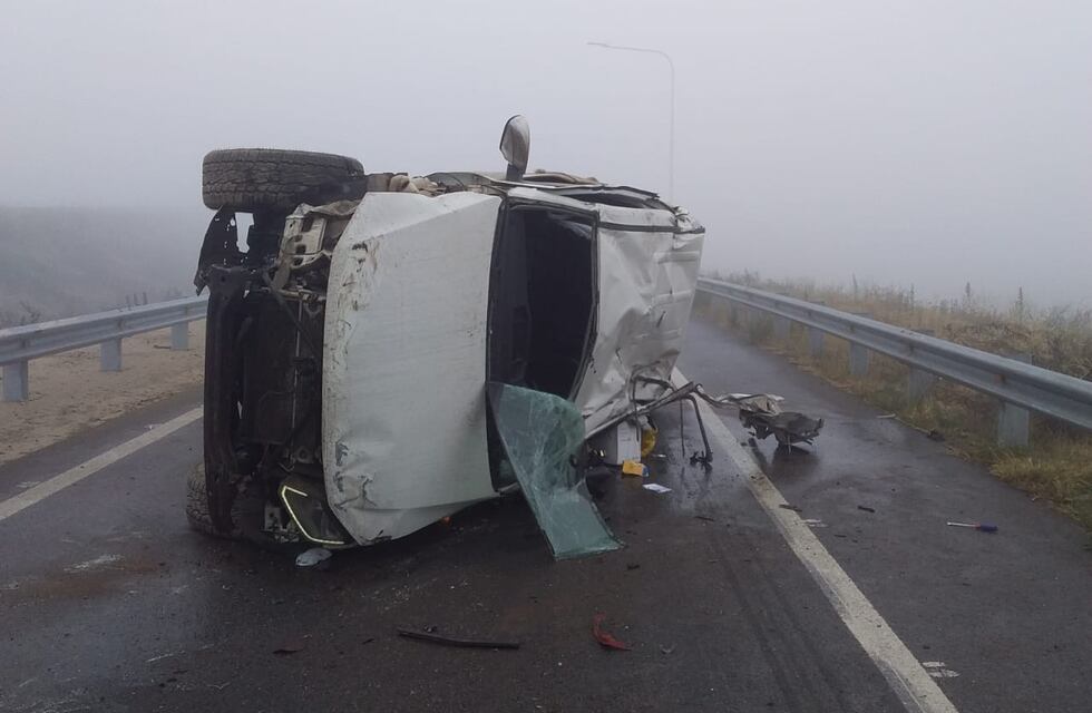 Arroyito: impactante vuelco de una camioneta en la Autopista 19 que pudo ser una tragedia