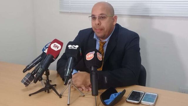 Un hombre obligó a su novia a correr desnuda por un campo mientras la golpeaba y grababa