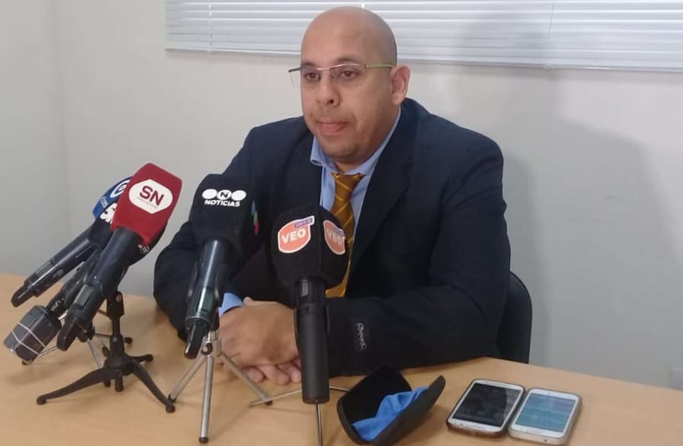 Un hombre obligó a su novia a correr desnuda por un campo mientras la golpeaba y grababa