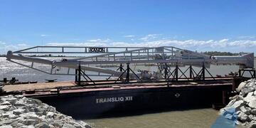 Puerto Rosales: colocan el primer brazo de carga a buques en la nueva terminal petrolera
