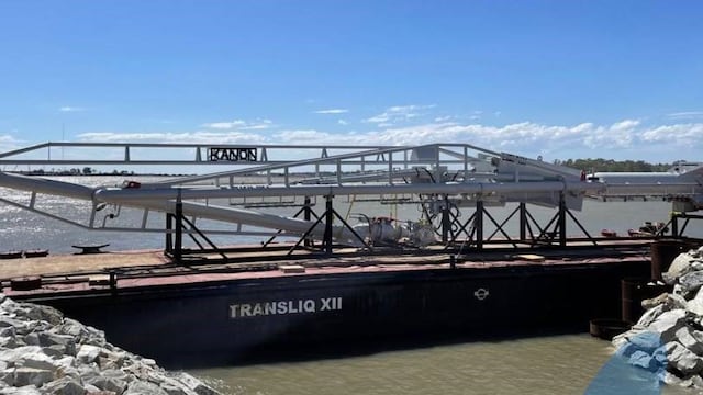 Puerto Rosales: colocan el primer brazo de carga a buques en la nueva terminal petrolera