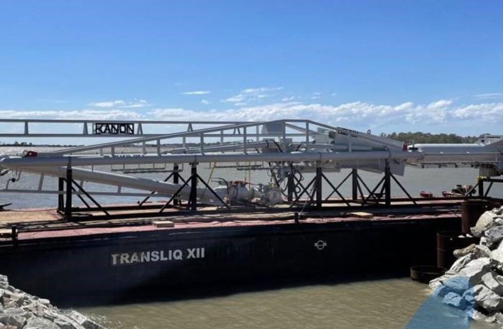 Puerto Rosales: colocan el primer brazo de carga a buques en la nueva terminal petrolera