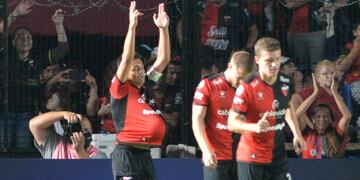 El tucumano dio la noticia en el festejo del primer tanto sabalero.