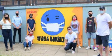 Los jóvenes pintaron de manera colaborativa el mural