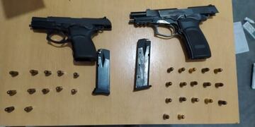 La Bersa Thunder de la Policía (a la derecha), una de las pistolas secuestradas tras el robo a la concesionaria.