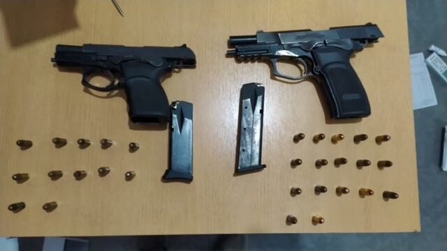 La Bersa Thunder de la Policía (a la derecha), una de las pistolas secuestradas tras el robo a la concesionaria.