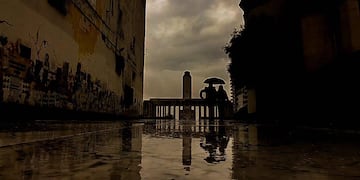 La ciudad permanece teñida de gris bajo un manto de nubes espesas.